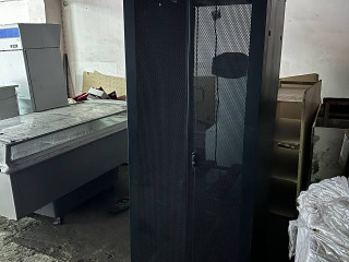 prodaiutsia-servernye-skafy-v-kolicestve-12-stuk-v-polnoi-komplektacii-ot-30000-tg-srocno