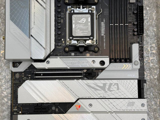 materinskaia-plata-x670e-a-rog-strix-gaming-wifipolnostiu-novaia