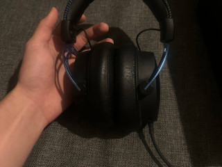 nausniki-hyperx-cloud-alfa-s-legendarnye-na-igrovom-rynke-svoim-zvukom-mikrofonom-takze-sumopoda